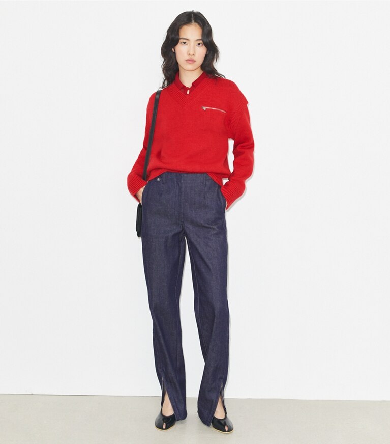 Tory Burch diseñador suéteres Suéter de lana con cuello en V en Red Crimson frente en modelo