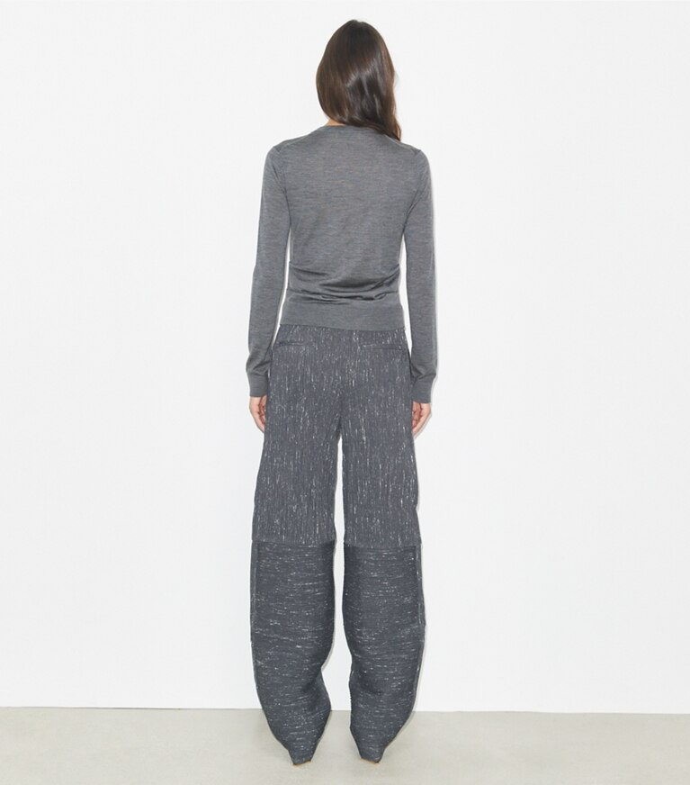 Tory Burch diseñador suéteres Suéter de lana con logotipo T en Frosted Gray Melange parte posterior en modelo