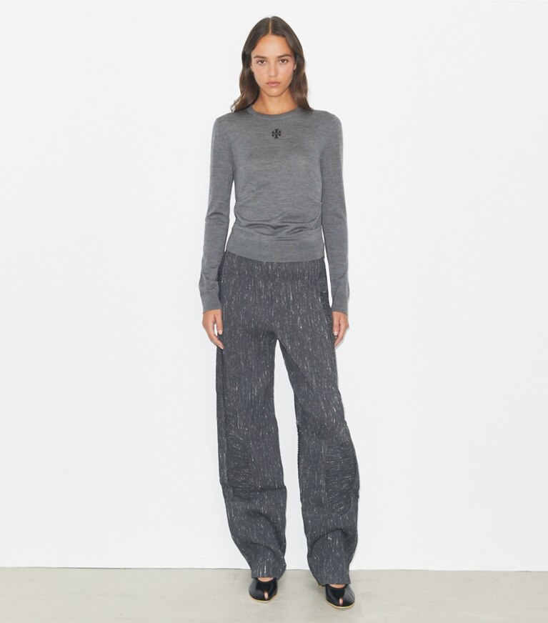 Tory Burch diseñador suéteres Suéter de lana con logotipo T en Frosted Gray Melange frente en modelo