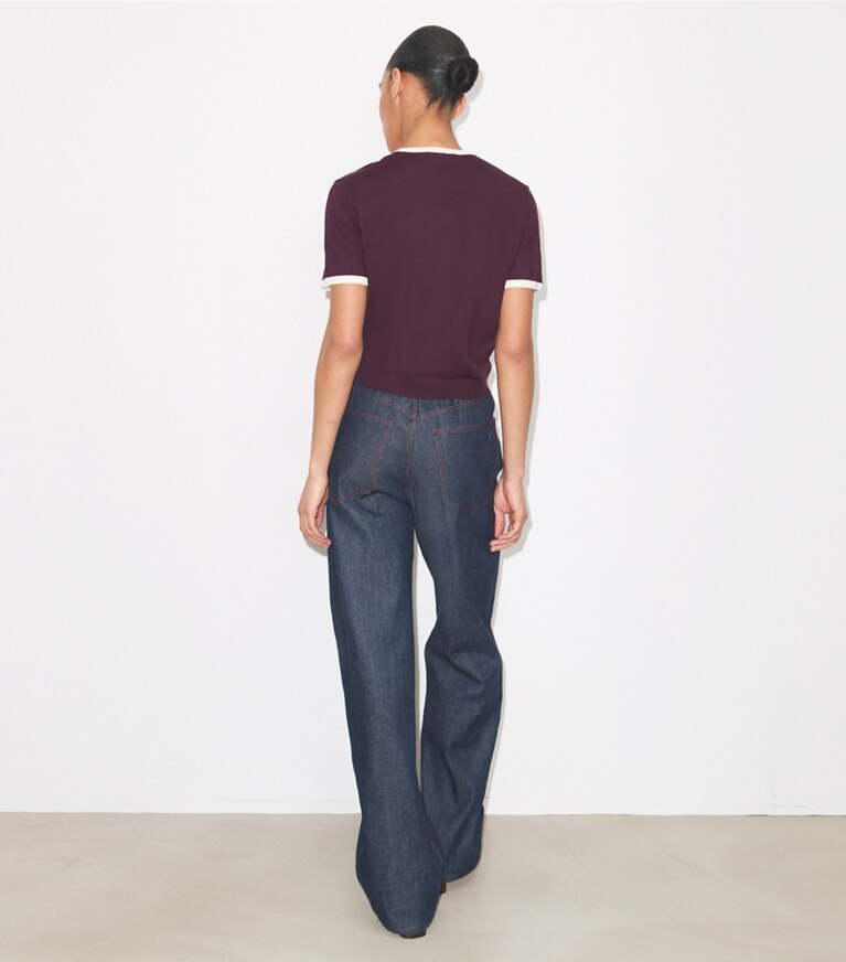 Tory Burch diseñador suéteres Suéter de manga corta con ribete en contraste en Dark Merlot parte posterior en modelo
