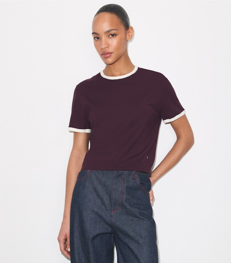 Tory Burch diseñador suéteres Suéter de manga corta con ribete en contraste en Dark Merlot detalle en modelo