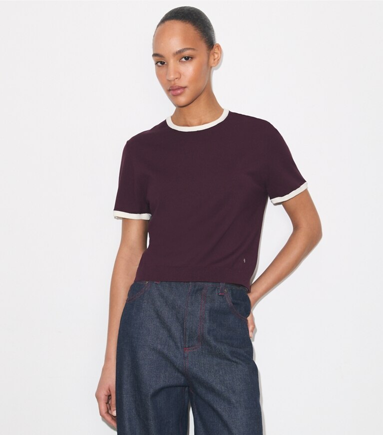 Tory Burch diseñador suéteres Suéter de manga corta con ribete en contraste en Dark Merlot detalle en modelo