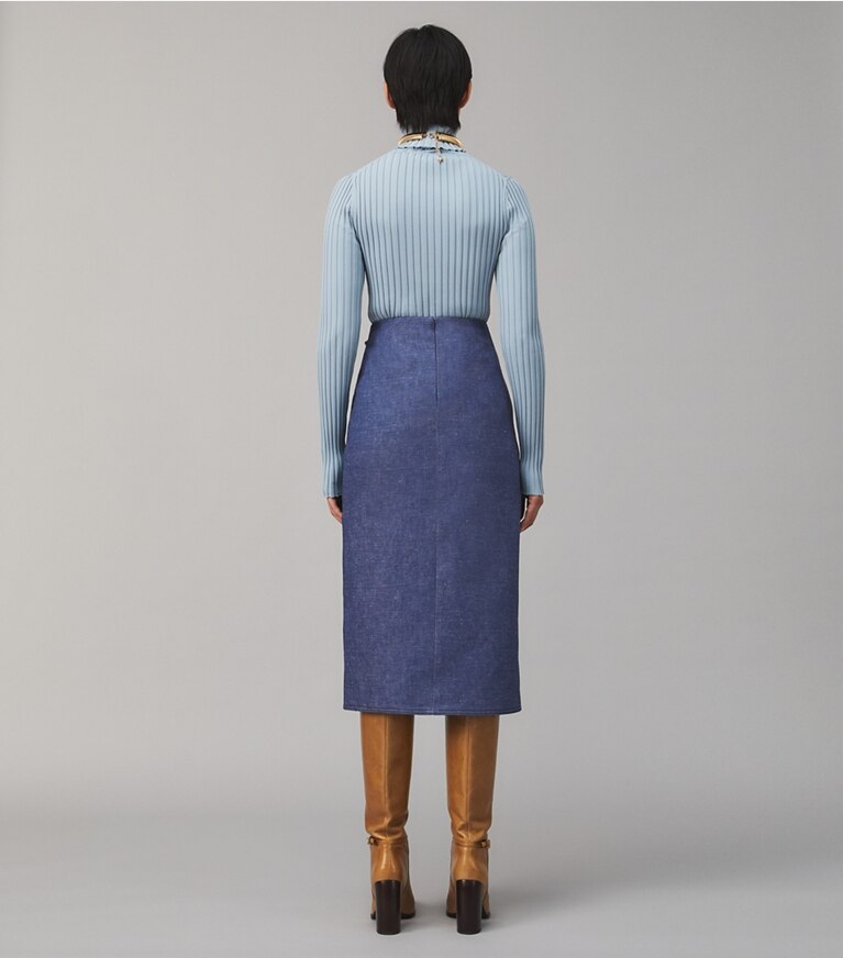 Tory Burch diseñador suéteres Suéter de punto acanalado de cuello alto en PEWER BLUE parte posterior en modelo