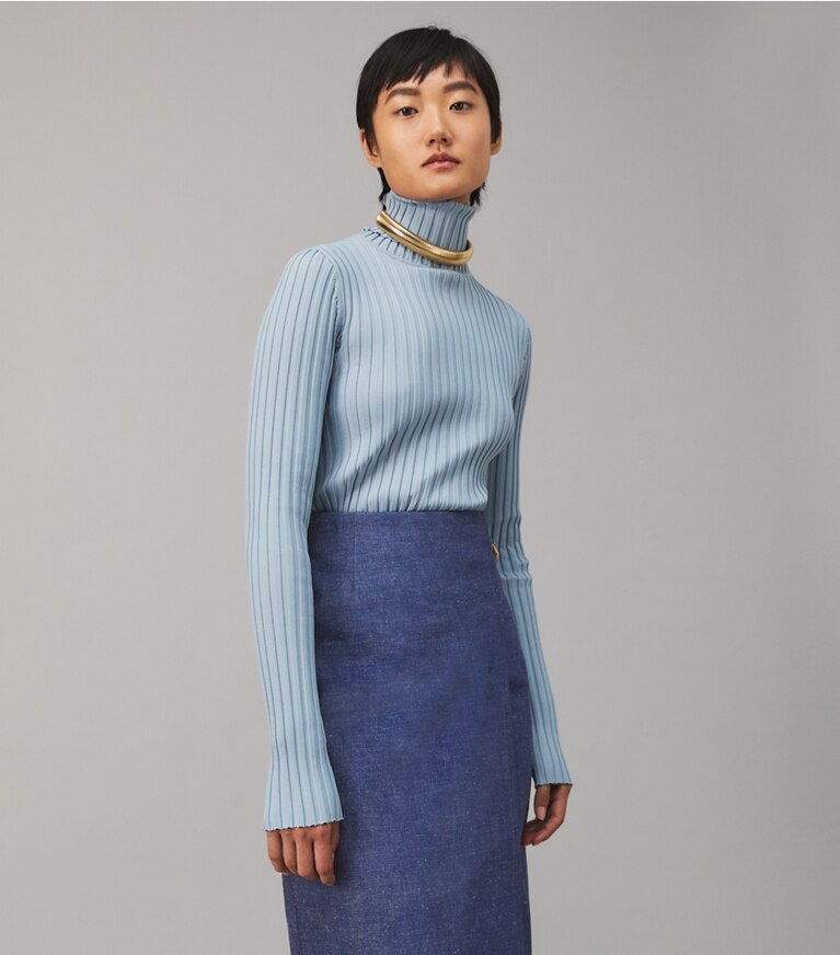 Tory Burch diseñador suéteres Suéter de punto acanalado de cuello alto en PEWER BLUE detalle en modelo