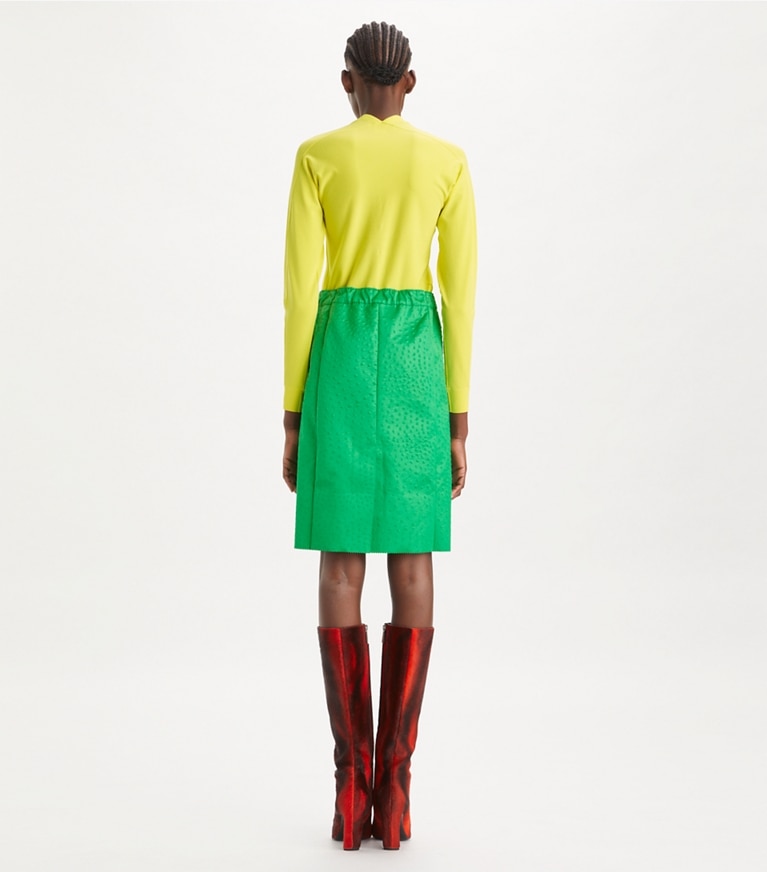 Tory Burch diseñador suéteres Suéter de viscosa con cremallera en Lemon Citrus parte posterior en modelo