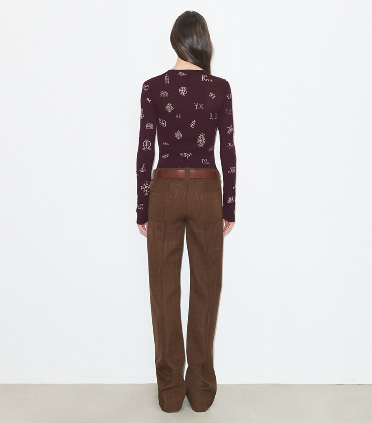 Tory Burch diseñador suéteres Suéter Henley bordado en Evening Plum parte posterior en modelo