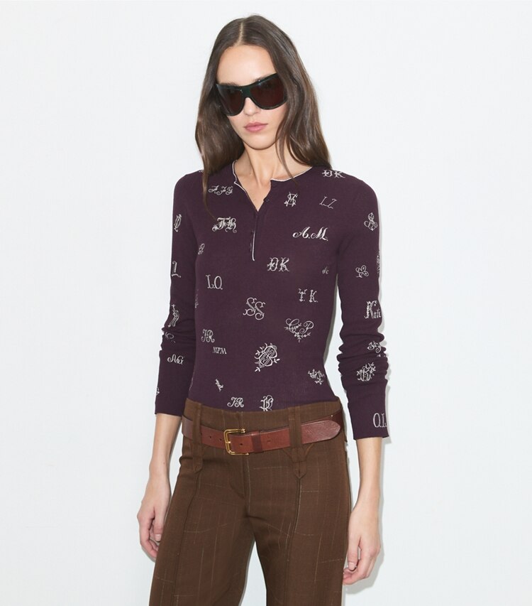 Tory Burch diseñador suéteres Suéter Henley bordado en Evening Plum detalle en modelo