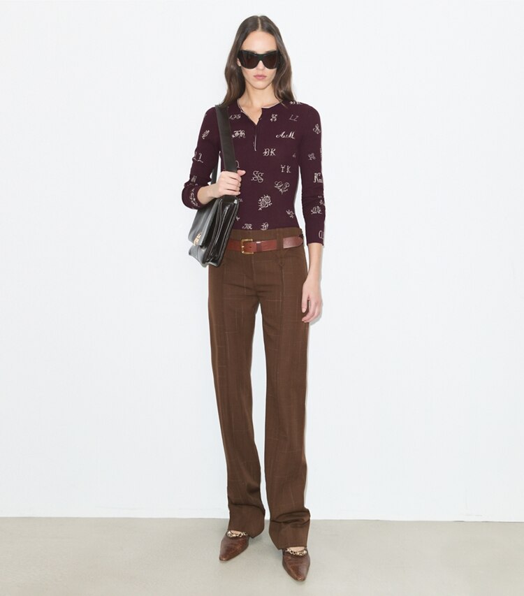 Tory Burch diseñador suéteres Suéter Henley bordado en Evening Plum frente en modelo