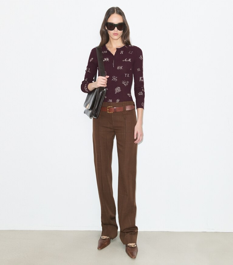 Tory Burch diseñador suéteres Suéter Henley bordado en Evening Plum frente en modelo