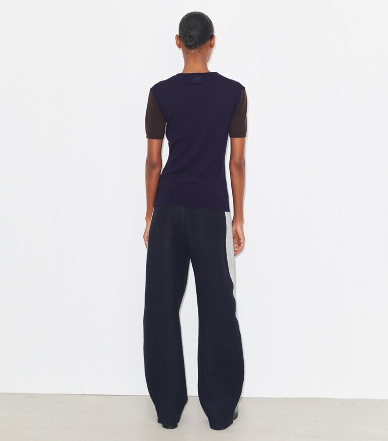 Tory Burch diseñador suéteres Suéter Henley de lana en Dark Brown / Deep Blue parte posterior en modelo