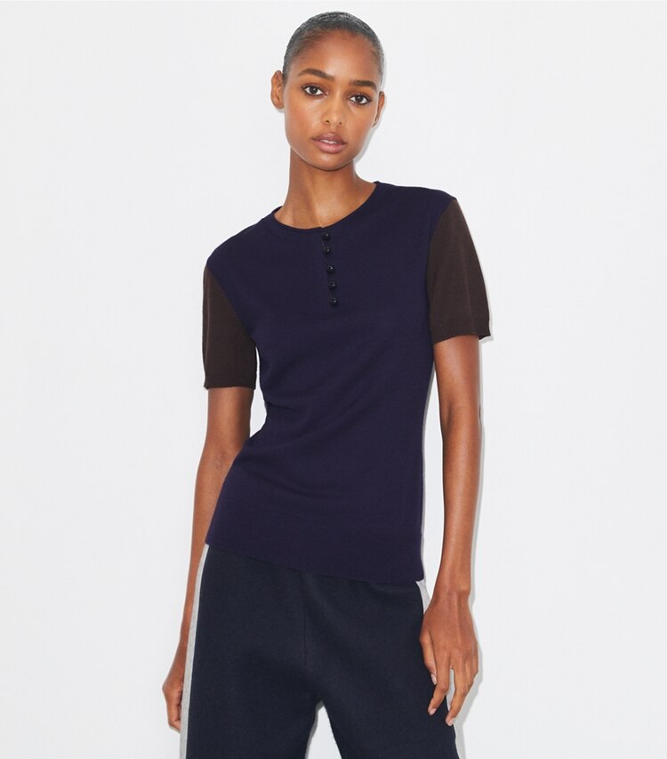 Tory Burch diseñador suéteres Suéter Henley de lana en Dark Brown / Deep Blue detalle en modelo