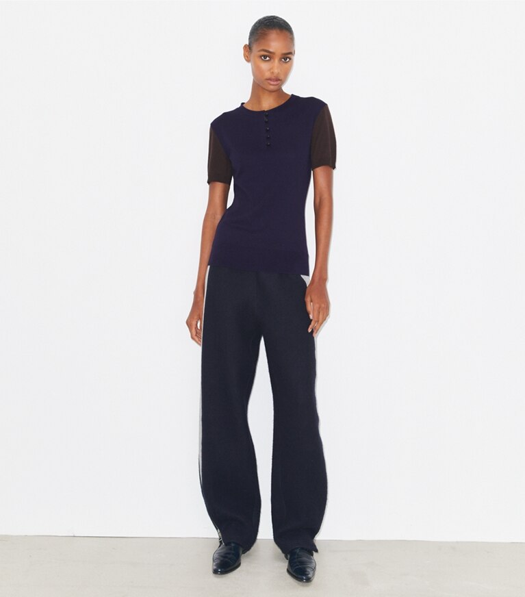 Tory Burch diseñador suéteres Suéter Henley de lana en Dark Brown / Deep Blue frente en modelo