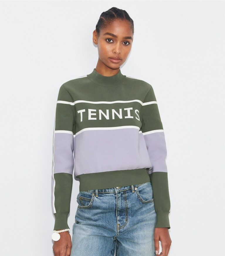 Tory Sport diseñador suéteres Suéter recortado de tenis de nailon Tech en Gray / Snow White / Lilac Whisper detalle en modelo