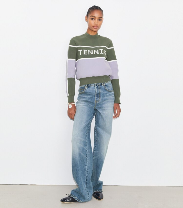 Tory Sport diseñador suéteres Suéter recortado de tenis de nailon Tech en Gray / Snow White / Lilac Whisper frente en modelo