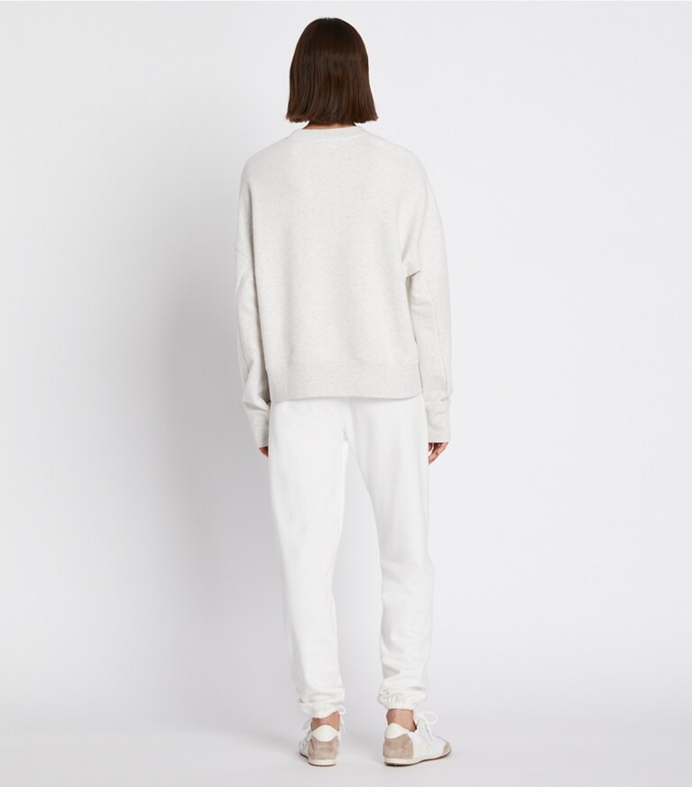 Tory Burch diseñador suéteres Sudadera Buddy de felpa francesa en Light Grey Heather en el modelo (espalda)