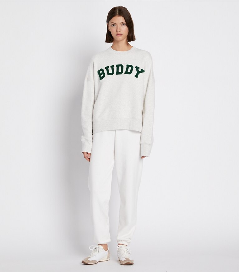Tory Burch diseñador suéteres Sudadera Buddy de felpa francesa en Light Grey Heather en el modelo (frente)