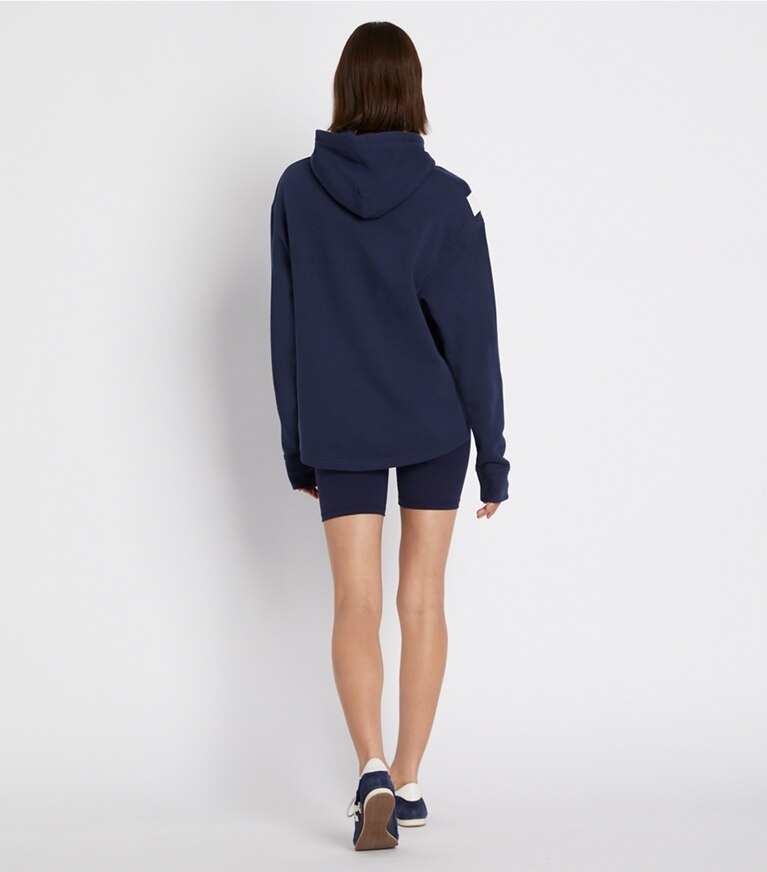 Tory Burch diseñador suéteres Sudadera con capucha de felpa francesa con chevrón en Tory Navy/Snow White parte posterior en modelo