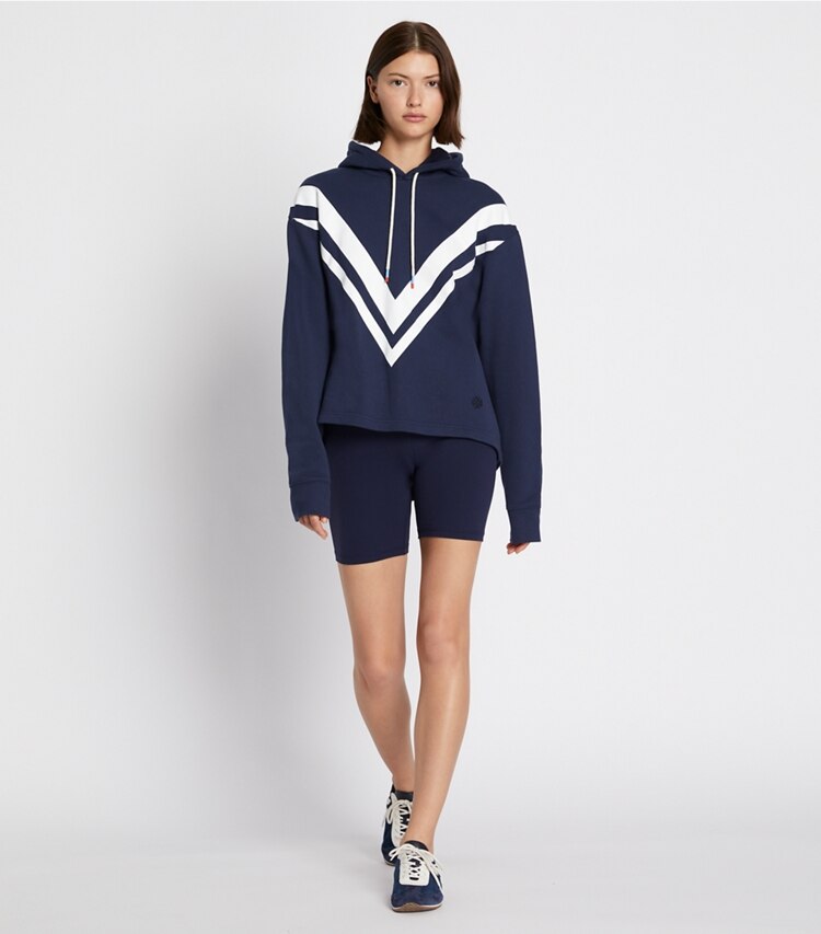 Tory Burch diseñador suéteres Sudadera con capucha de felpa francesa con chevrón en Tory Navy/Snow White frente en modelo