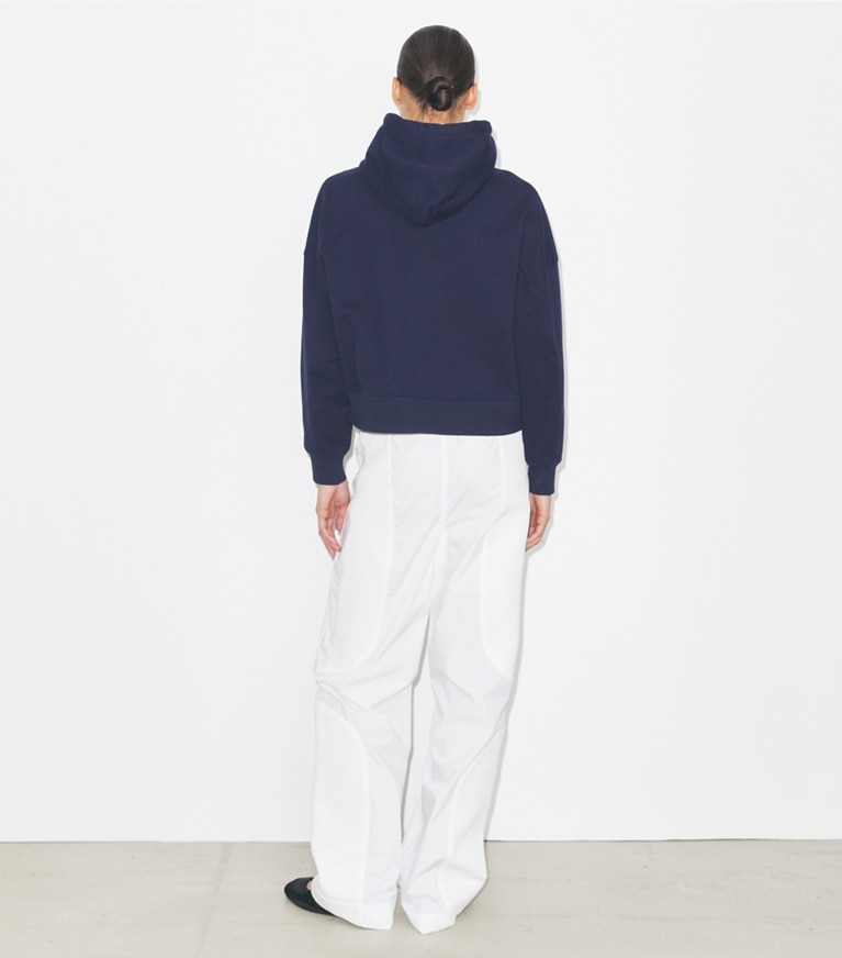 Tory Burch diseñador suéteres Sudadera con capucha de felpa francesa en Medium Navy en el modelo (espalda)