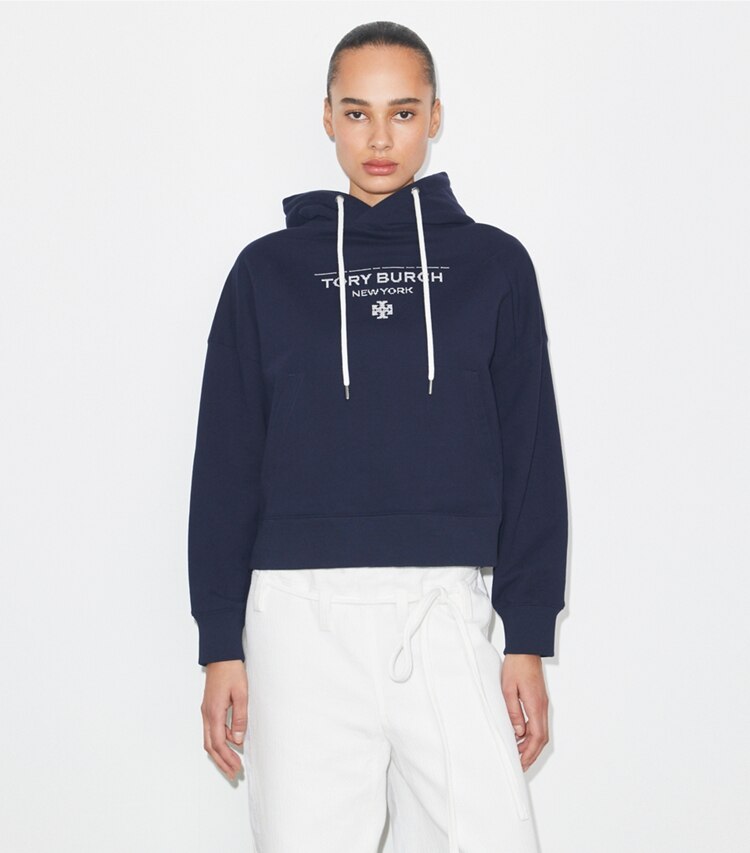 Tory Burch diseñador suéteres Sudadera con capucha de felpa francesa en Medium Navy en el modelo (detalle)