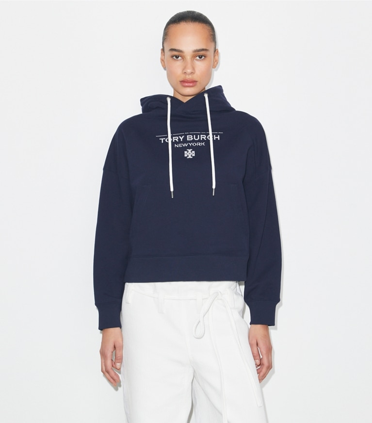 Tory Burch diseñador suéteres Sudadera con capucha de felpa francesa en Medium Navy en el modelo (detalle)