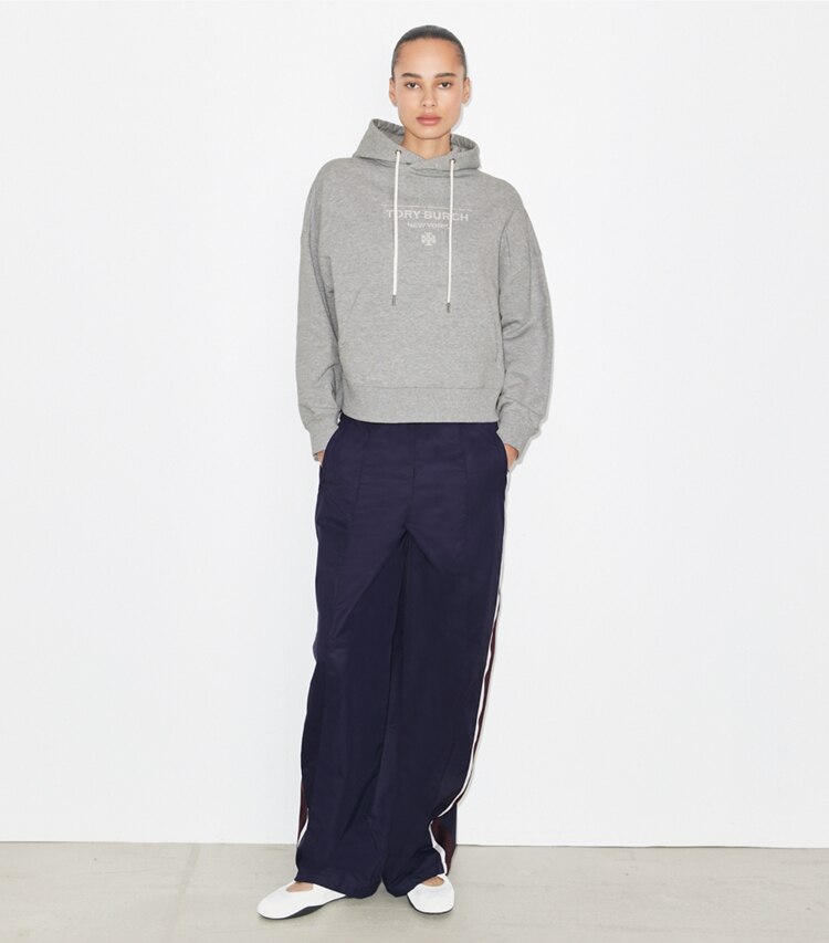 Tory Burch diseñador suéteres Sudadera con capucha de felpa francesa en Medium Heather Gray frente en modelo