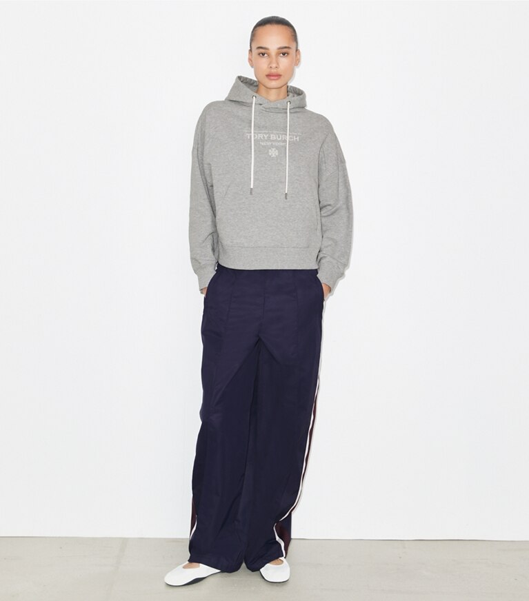 Tory Burch diseñador suéteres Sudadera con capucha de felpa francesa en Medium Heather Gray frente en modelo