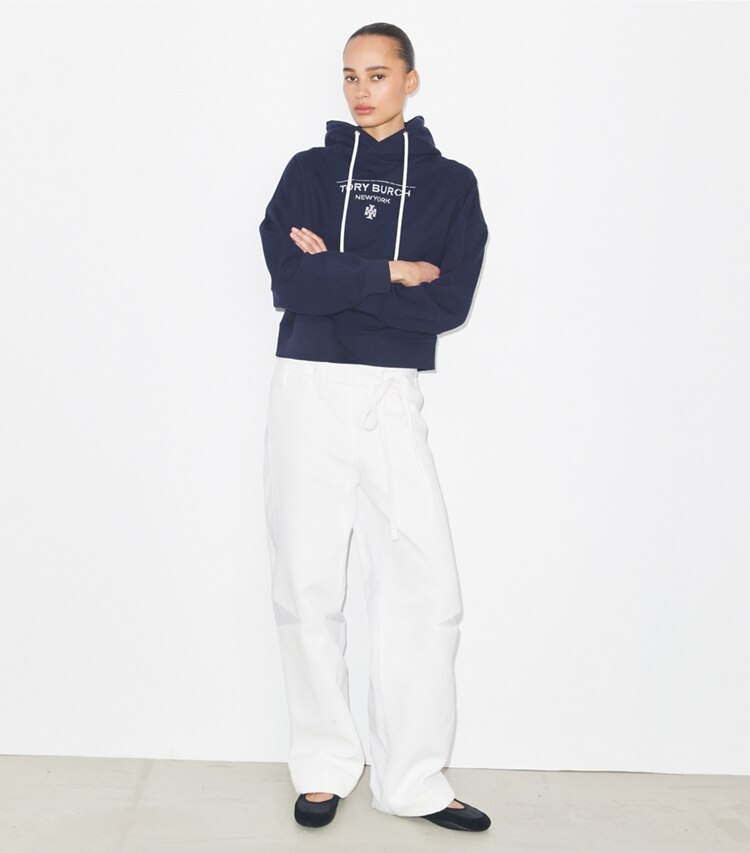 Tory Burch diseñador suéteres Sudadera con capucha de felpa francesa en Medium Navy en el modelo (frente)