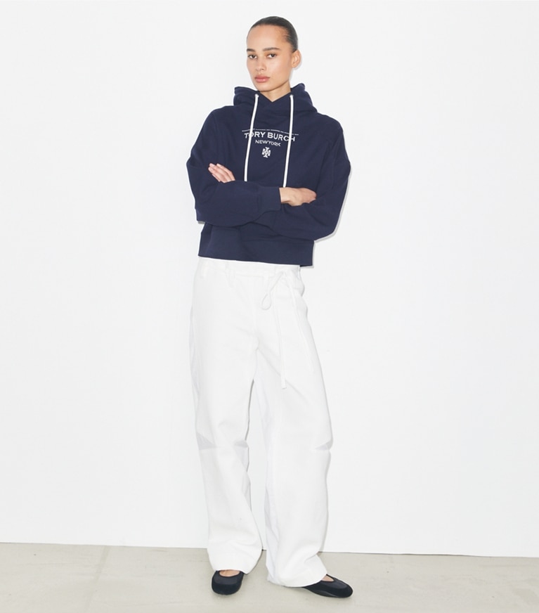 Tory Burch diseñador suéteres Sudadera con capucha de felpa francesa en Medium Navy en el modelo (frente)
