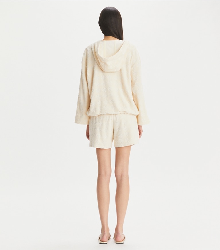 Tory Burch diseñador ropa de playa Sudadera con capucha de jacquard de felpa con logo en NEW IVORY parte posterior en modelo