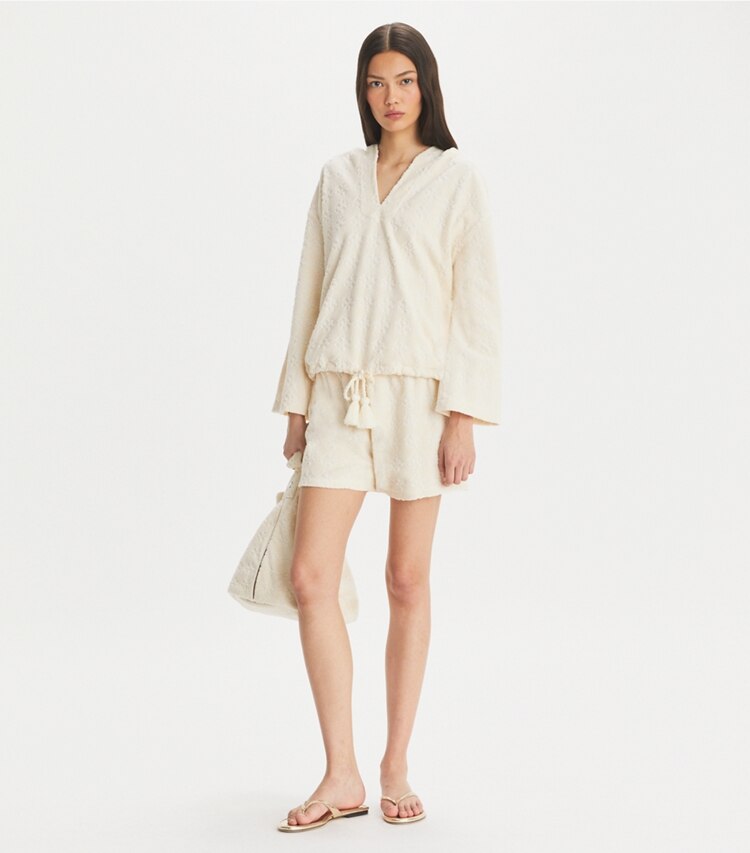 Tory Burch diseñador ropa de playa Sudadera con capucha de jacquard de felpa con logo en NEW IVORY frente en modelo