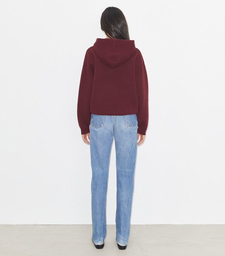 Tory Burch diseñador suéteres Sudadera con capucha recortada de lana en Dark Carmine/ Magenta en el modelo (espalda)