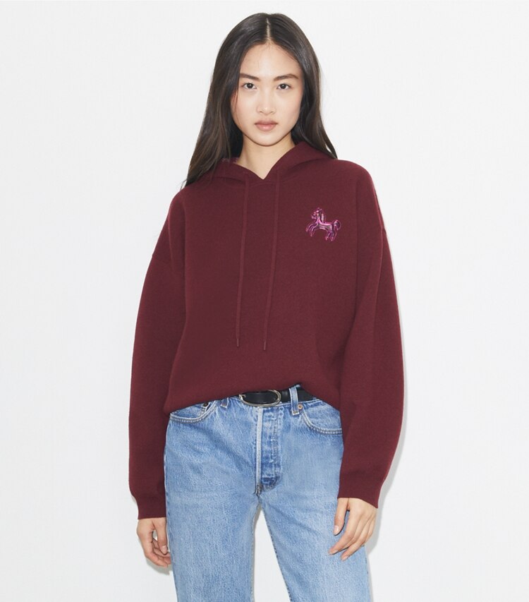 Tory Burch diseñador suéteres Sudadera con capucha recortada de lana en Dark Carmine/ Magenta en el modelo (detalle)