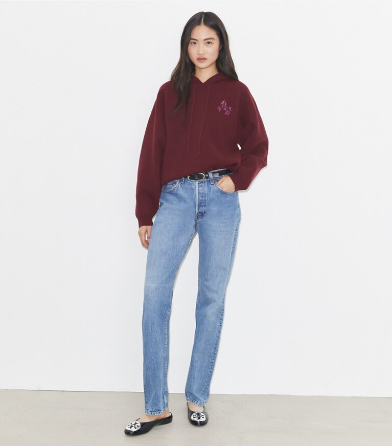 Tory Burch diseñador suéteres Sudadera con capucha recortada de lana en Dark Carmine/ Magenta en el modelo (frente)