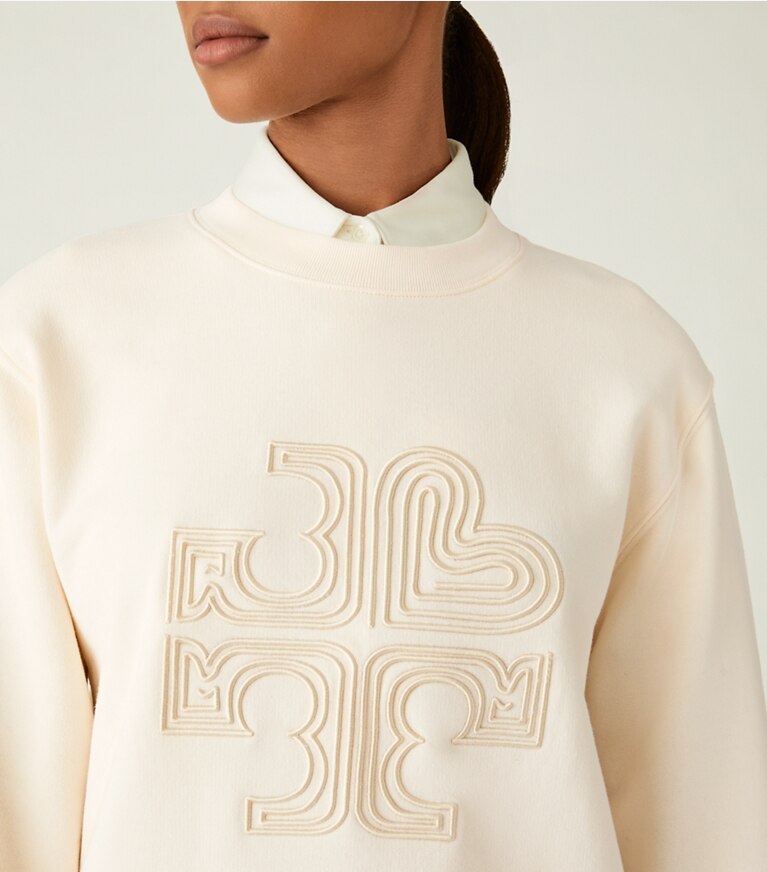 Tory Burch diseñador suéteres Sudadera de cuello redondo de felpa francesa gruesa con logotipo de corazón en Ivory Pearl detalle en modelo