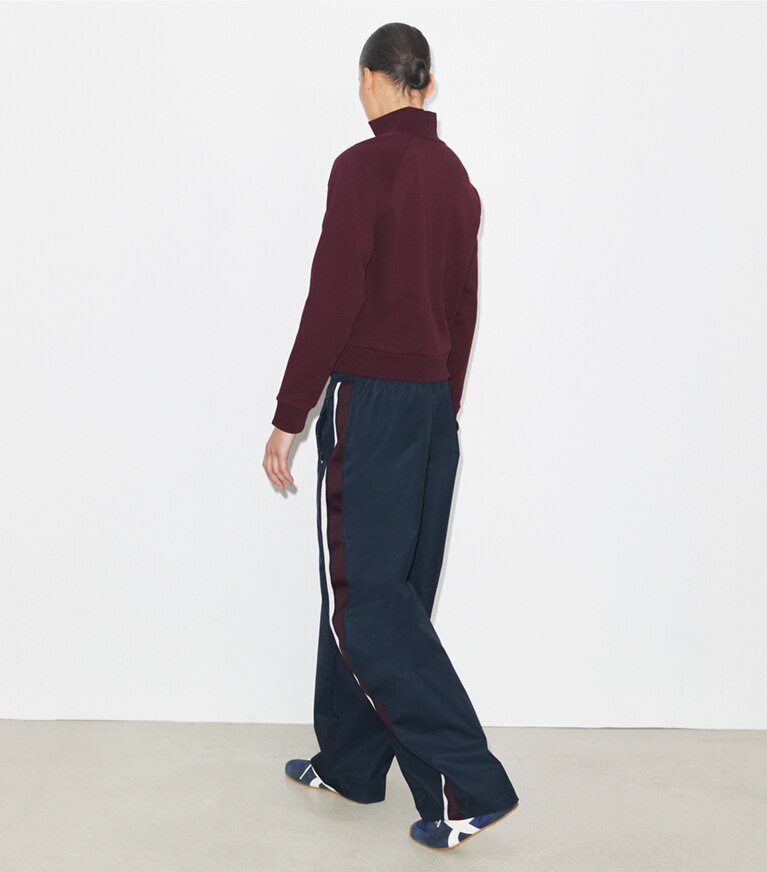 Tory Burch diseñador suéteres Sudadera de felpa francesa con pespuntes Pick en Dark Merlot parte posterior en modelo