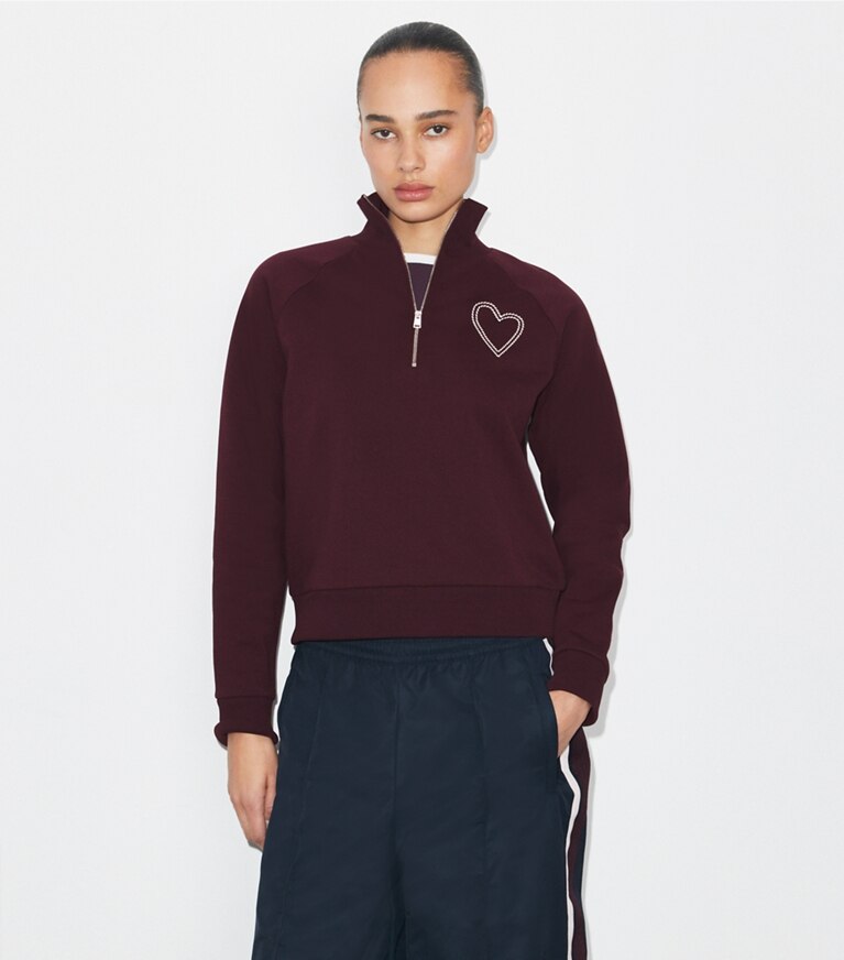 Tory Burch diseñador suéteres Sudadera de felpa francesa con pespuntes Pick en Dark Merlot detalle en modelo