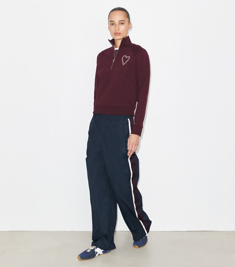 Tory Burch diseñador suéteres Sudadera de felpa francesa con pespuntes Pick en Dark Merlot frente en modelo