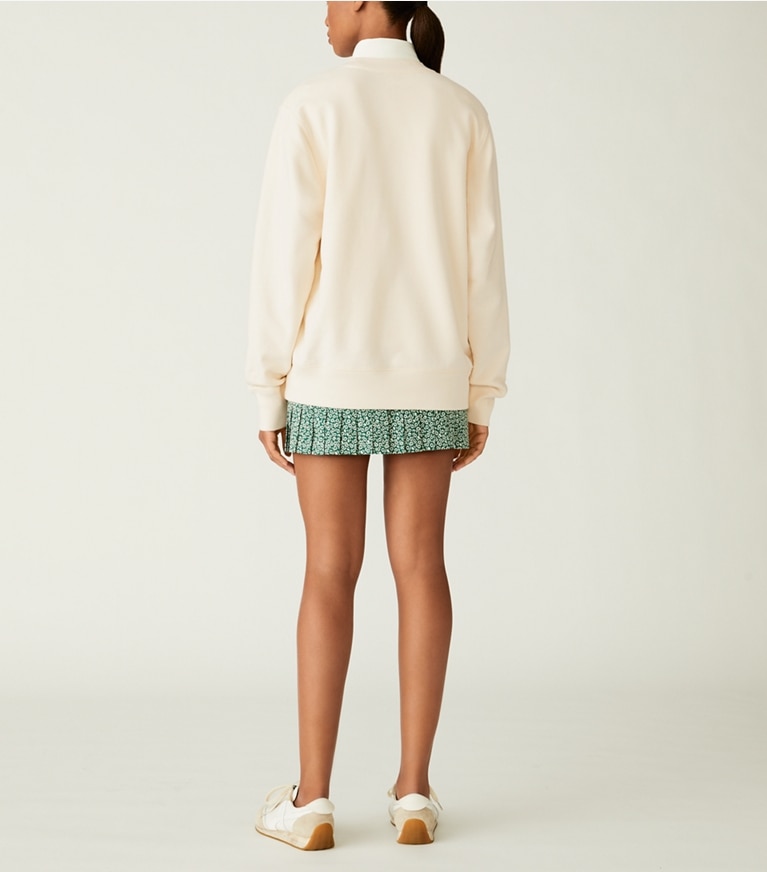 Tory Burch diseñador suéteres Sudadera de felpa francesa gruesa con logo de corazón en Ivory Pearl en el modelo (espalda)