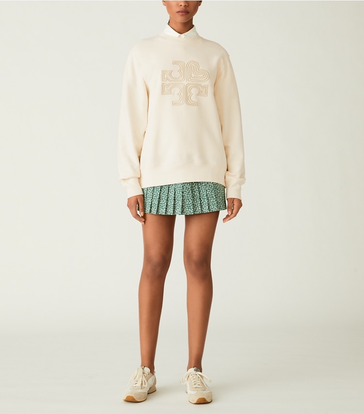 Tory Burch diseñador suéteres Sudadera de felpa francesa gruesa con logo de corazón en Ivory Pearl en el modelo (frente)