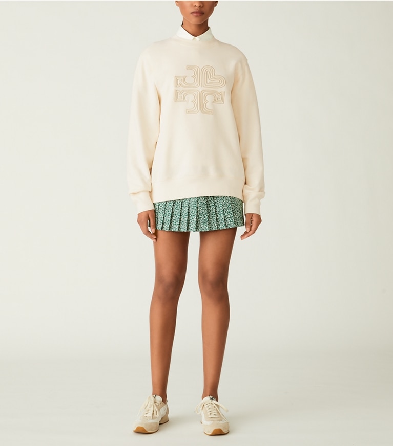 Tory Burch diseñador suéteres Sudadera de felpa francesa gruesa con logo de corazón en Ivory Pearl en el modelo (frente)