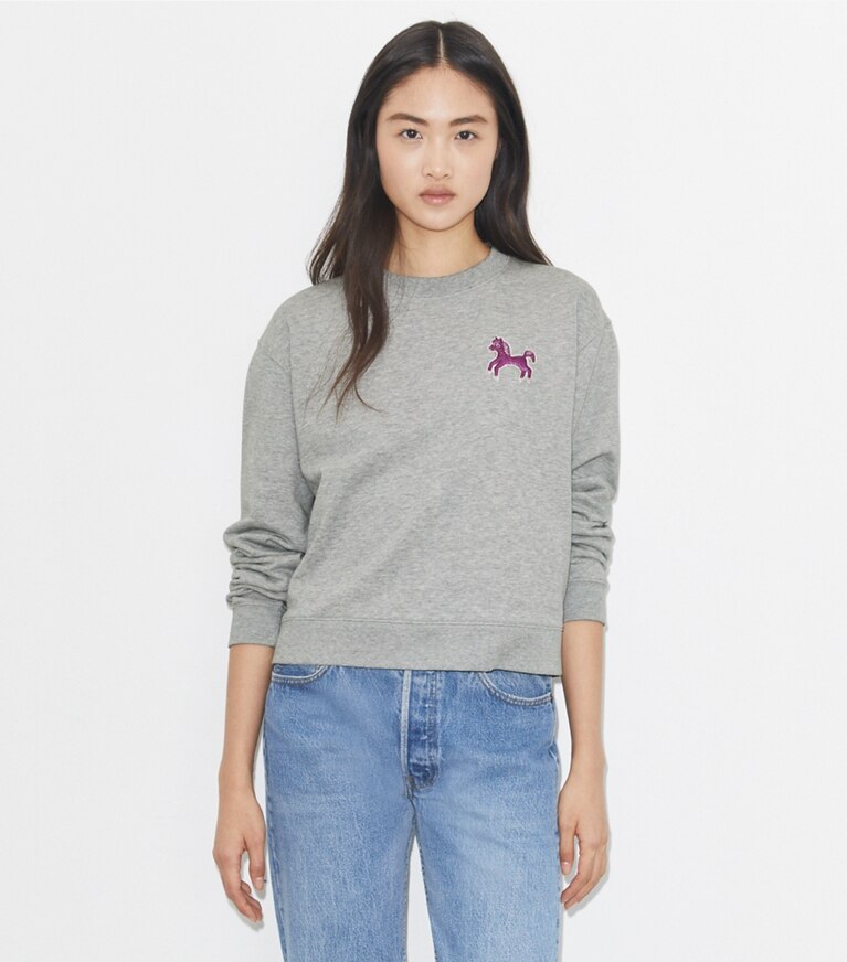 Tory Burch diseñador suéteres Sudadera de felpa francesa Pony en Gray / Magenta detalle en modelo