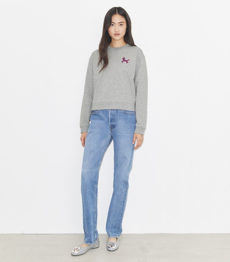 Tory Burch diseñador suéteres Sudadera de felpa francesa Pony en Gray / Magenta frente en modelo