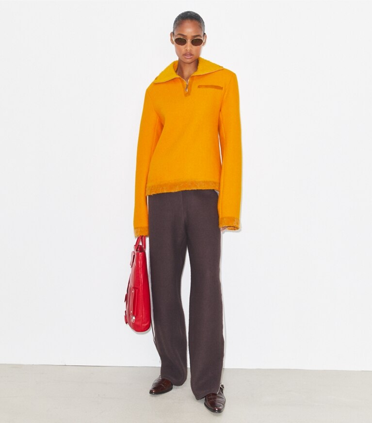 Tory Burch diseñador tops Sudadera de lana con media cremallera en Winter Sun frente en modelo