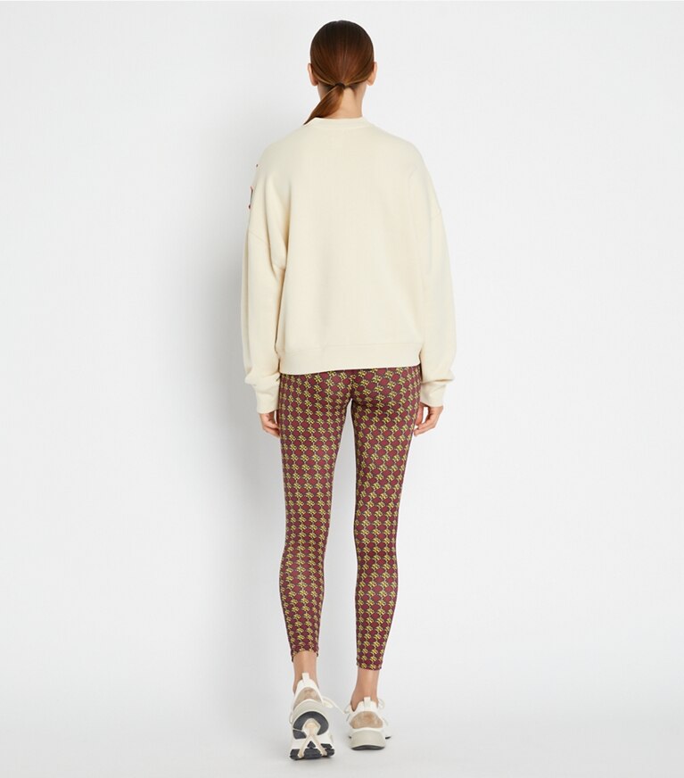 Tory Sport diseñador suéteres Sudadera de rizo francés con cuello redondo en chevrón en Sesame en el modelo (espalda)