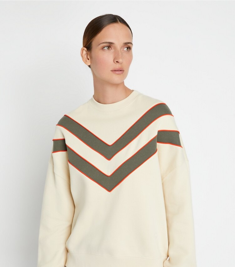 Tory Sport diseñador suéteres Sudadera de rizo francés con cuello redondo en chevrón en Sesame en el modelo (detalle)