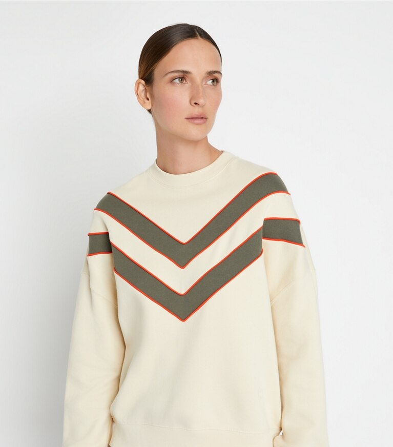 Tory Sport diseñador suéteres Sudadera de rizo francés con cuello redondo en chevrón en Sesame en el modelo (detalle)