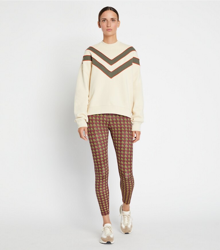 Tory Sport diseñador suéteres Sudadera de rizo francés con cuello redondo en chevrón en Sesame en el modelo (frente)
