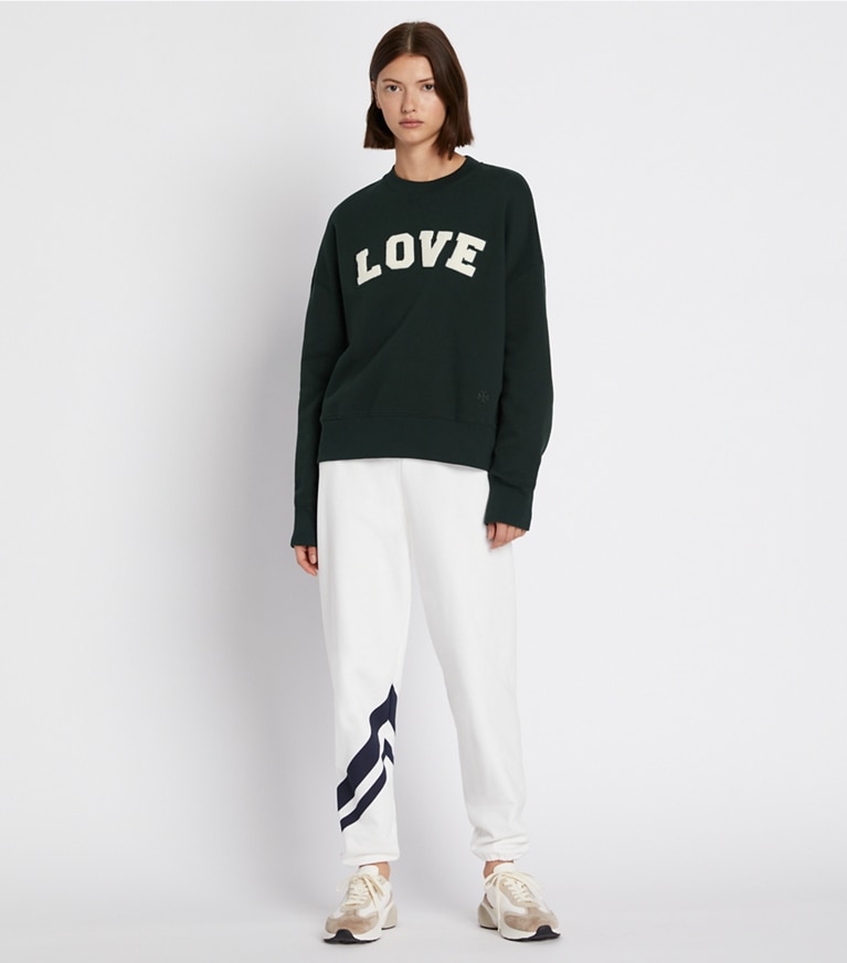 Tory Sport diseñador jerséis Sudadera Varsity de felpa francesa con cuello redondo en Conifer frente en modelo