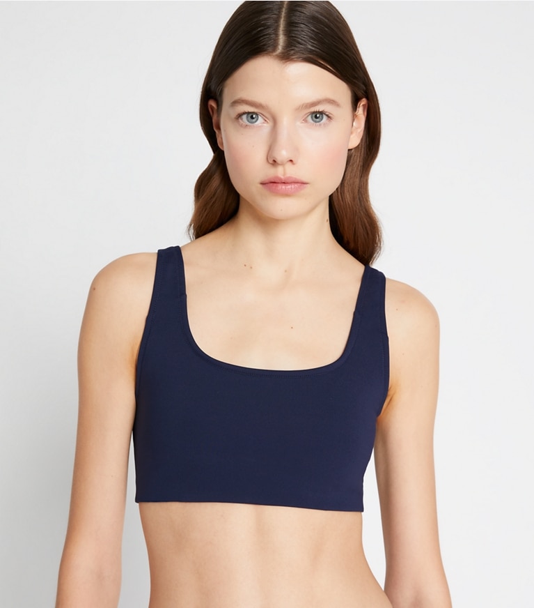 Tory Burch diseñador sujetadores deportivos Sujetador de compresión Sculpt en Tory Navy detalle en modelo